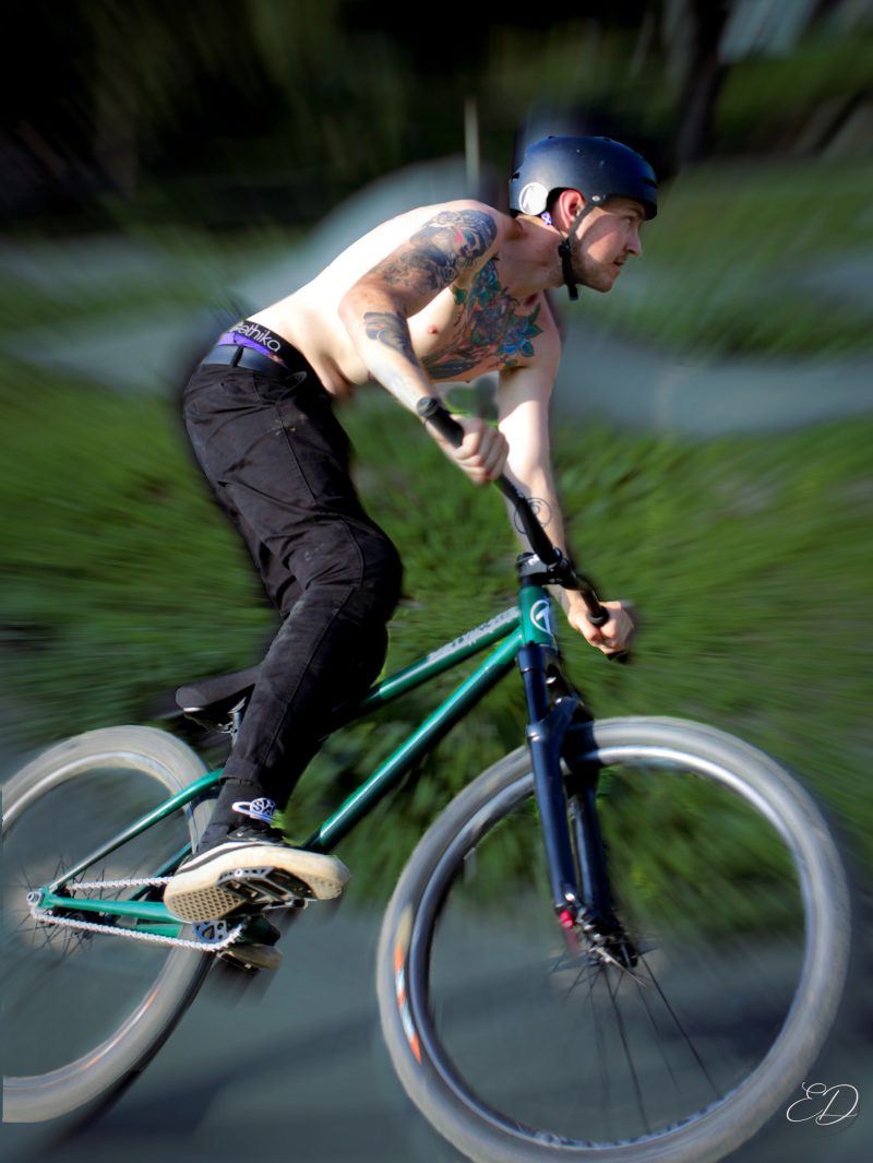 Jeune homme tatoué sur son BMX