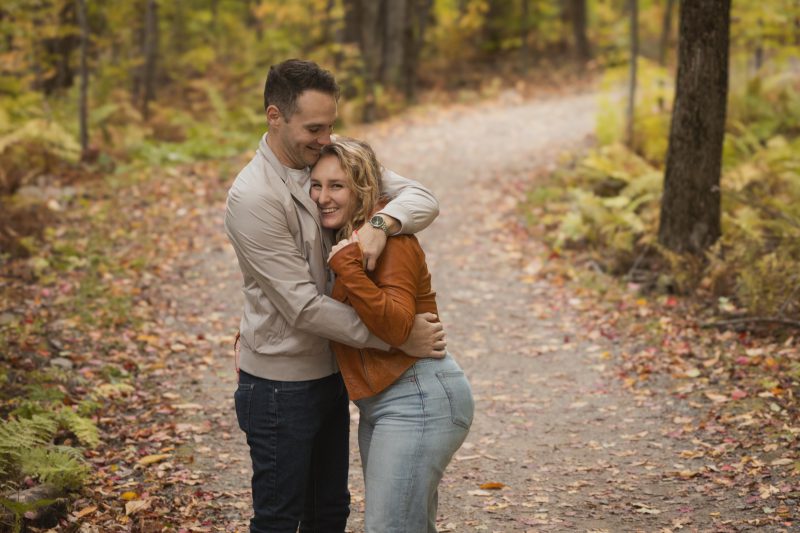 Jeune couple enlacé et amoureux en automne