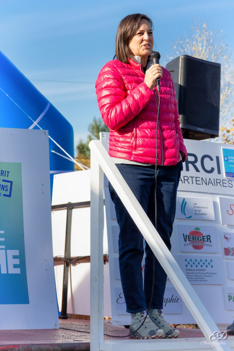 Ministre des sports et du Loisirs s'exprimant au micro devant une foule