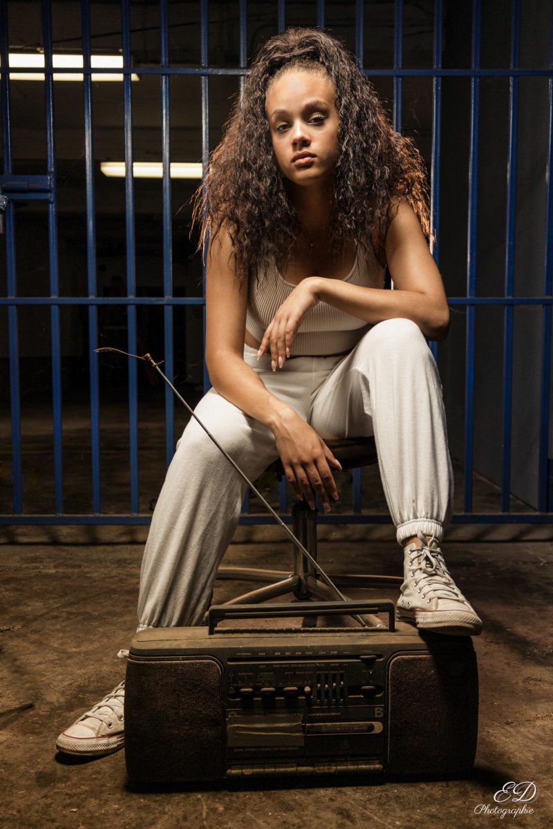 Jeune fille assisse mettant un pied sur un vieux radio