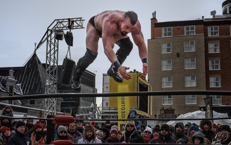 Lutteur sautant dans l'arène