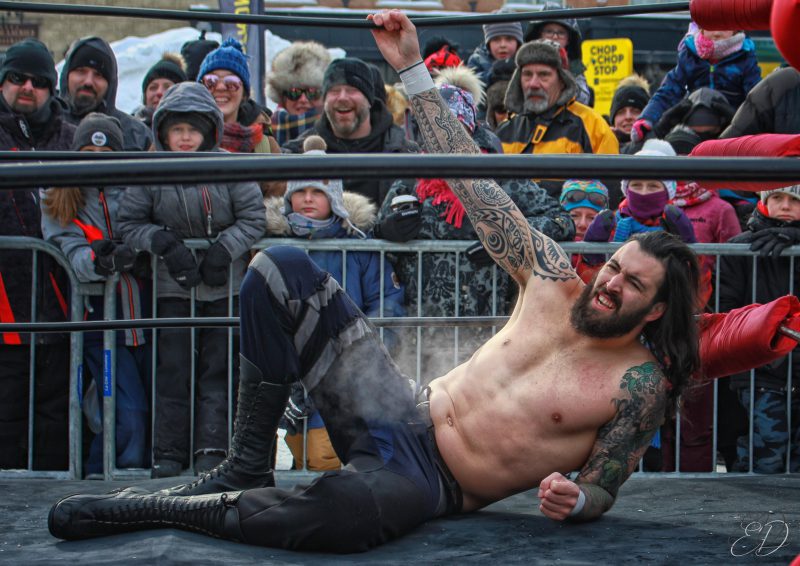 Lutteur au sol tatoué en douleur