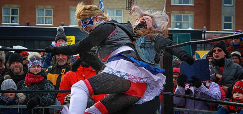 Lutteuses combattant dans l'arène