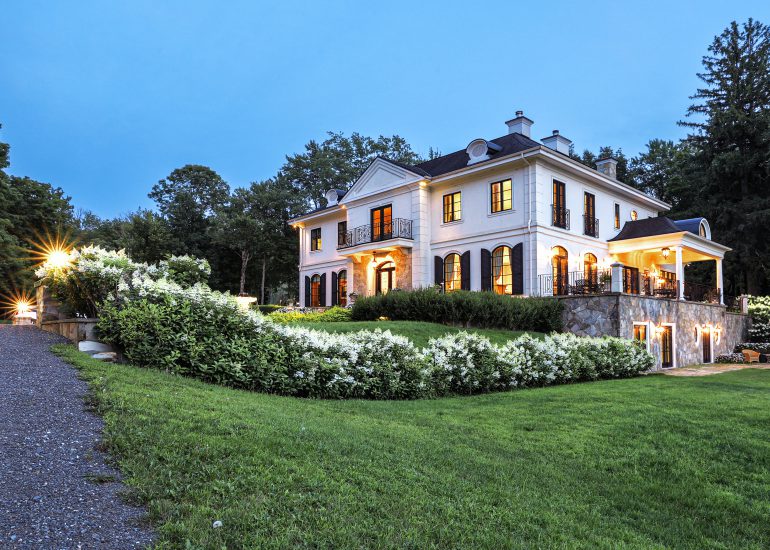 Vue extérieur d'une grande maison blanche à l'heure bleue