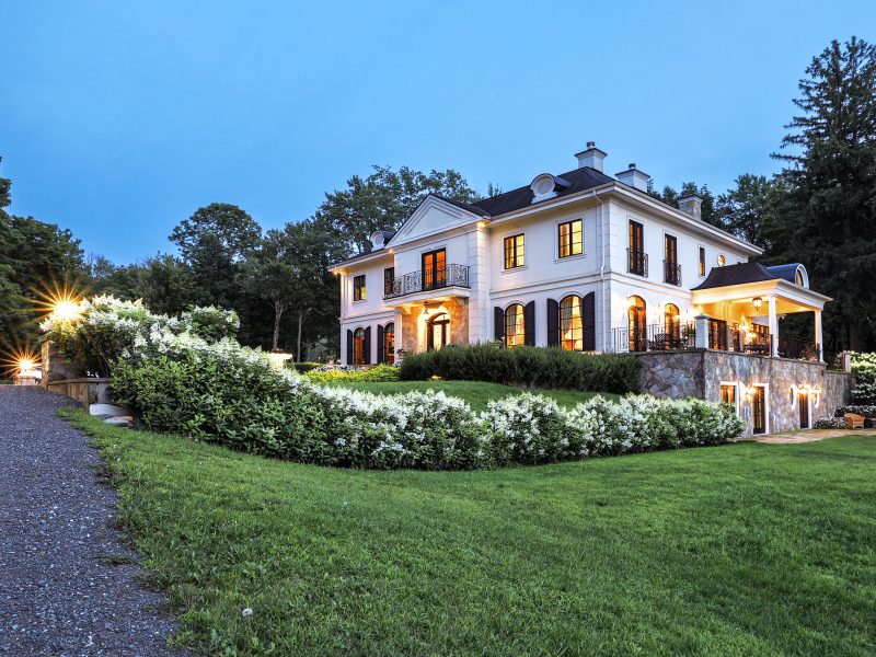 Vue extérieur d'une grande maison blanche à l'heure bleue