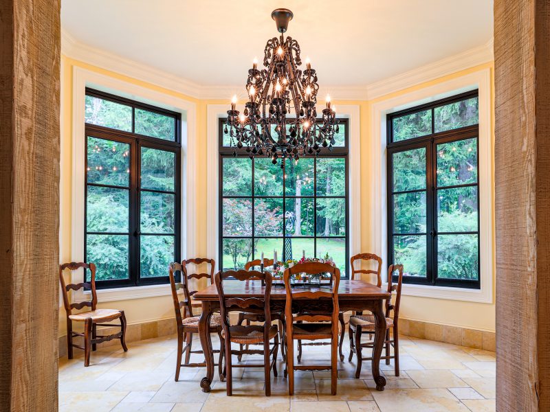 Intérieur d'une salle à diner avec joli lustre