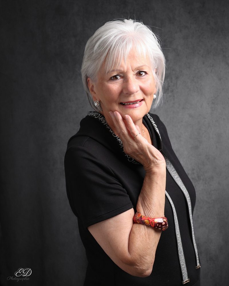 Portrait studio d'une personne du troisième âge