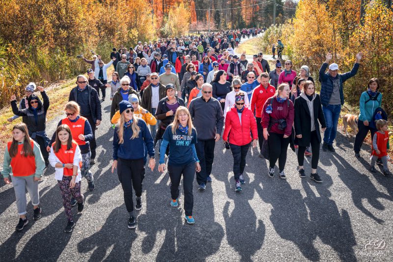 Vue d'une foule défilant dans une rue