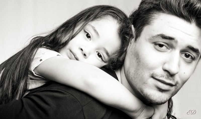 Visage d'un homme tenant sa fille sur son dos
