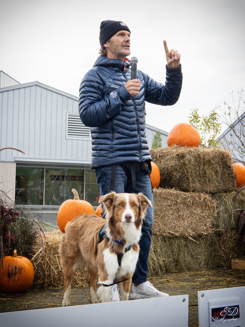 Pierre Lavoie s'exprimant au micro devant une foule