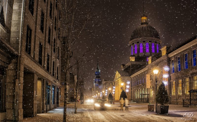 Vue de la rue Saint-Paul en hiver avec le marché Bonsecours