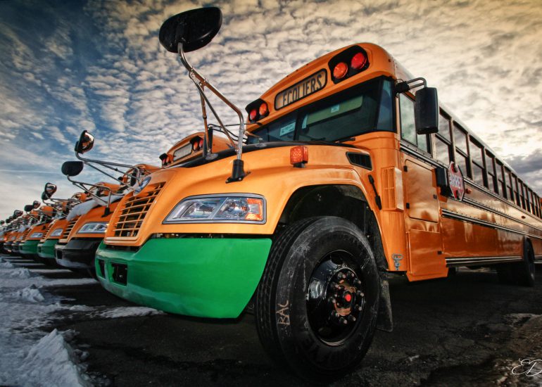 Rang d'autobus stationnée