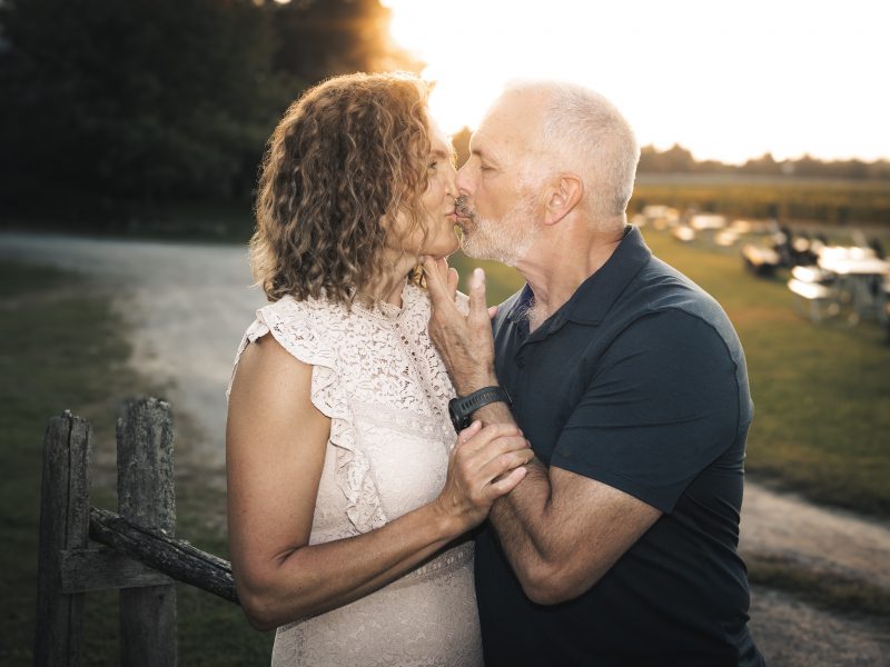 Couple d'âge mûr entrain de s'embrasser