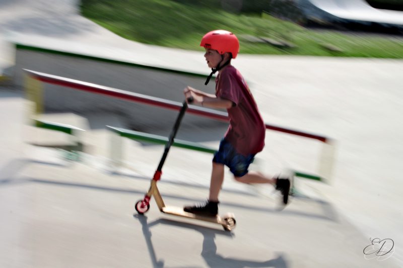 Jeune garçon s'exerçant sur une trottinette