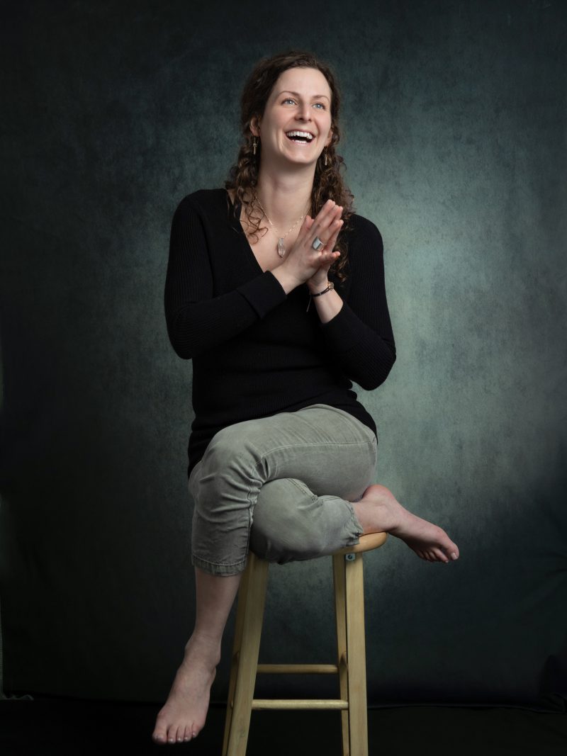 Portrait en studio d'une femme assise et souriante