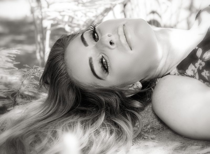 Portrait d'une jeune femme aux yeux bleus