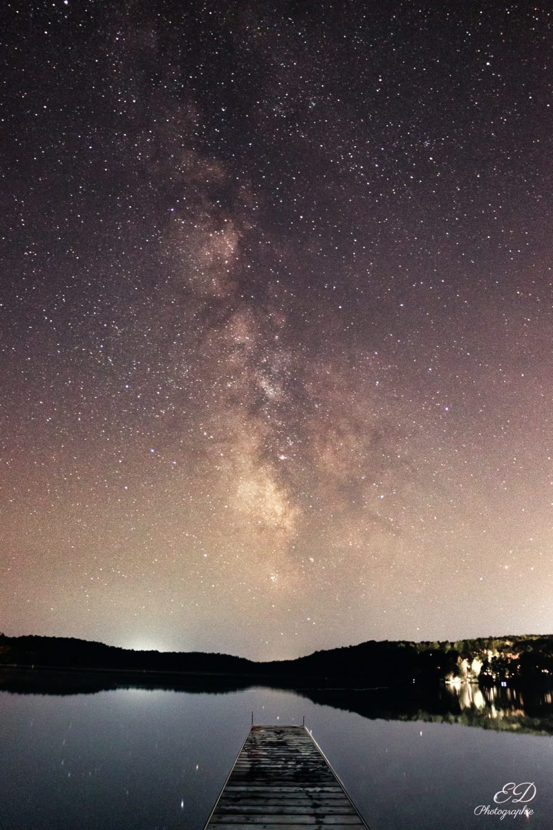 Vue de la voie lactée au dessus d'un lac