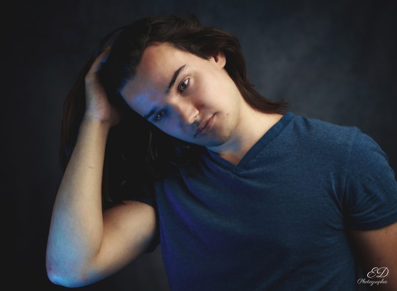 Portrait studio d'un jeune homme